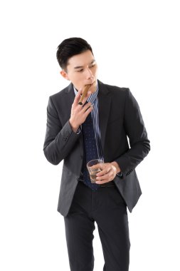 bir puro tutan işadamı