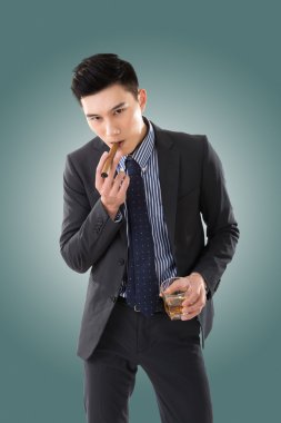 bir puro tutan işadamı