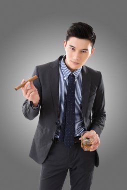 bir puro tutan işadamı