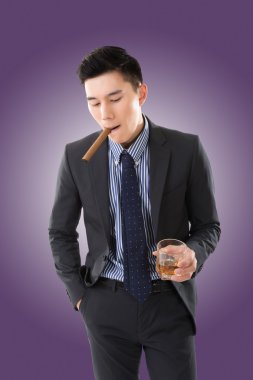 bir puro tutan işadamı