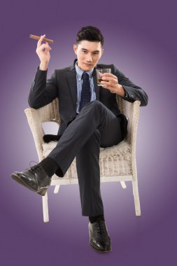 bir puro tutan işadamı