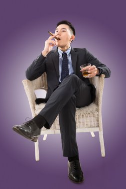 bir puro tutan işadamı