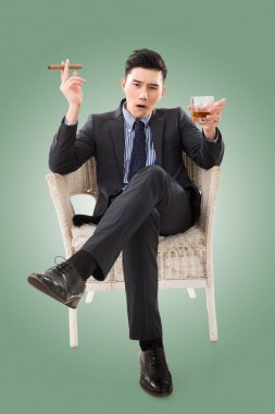 bir puro tutan işadamı