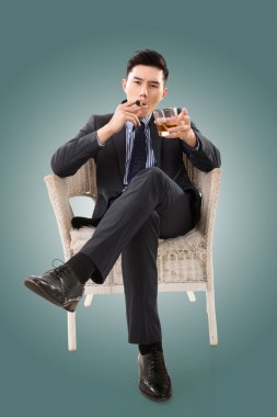 bir puro tutan işadamı