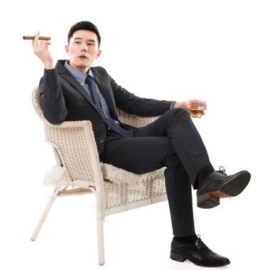 bir puro tutan işadamı