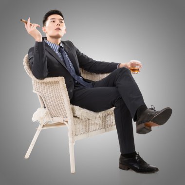 bir puro tutan işadamı