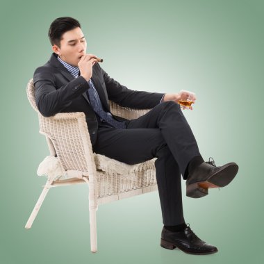 bir puro tutan işadamı