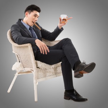 bir puro tutan işadamı