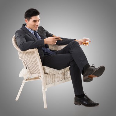 bir puro tutan işadamı