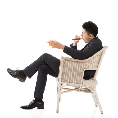 bir puro tutan işadamı