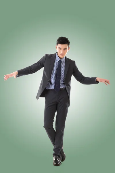 Segurando pose de homem de negócios asiático — Fotografia de Stock