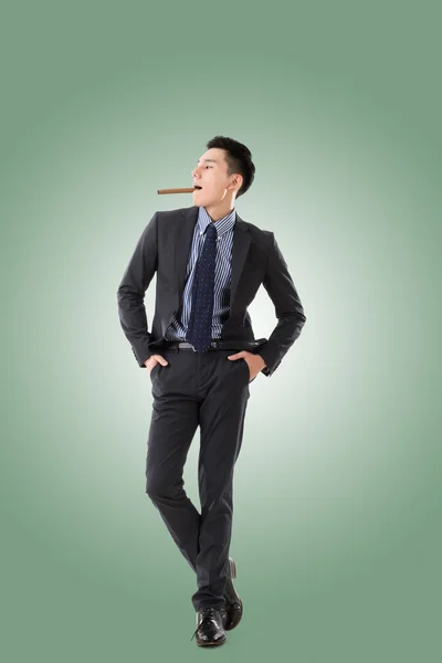 Hombre de negocios sosteniendo un cigarro — Foto de Stock