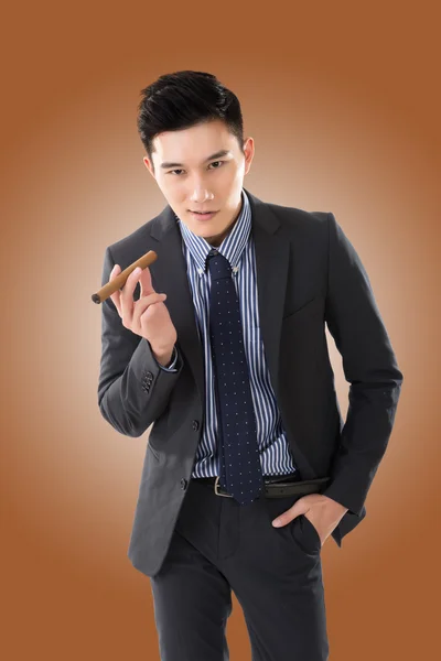 Бизнесмен с сигарой в руках — стоковое фото