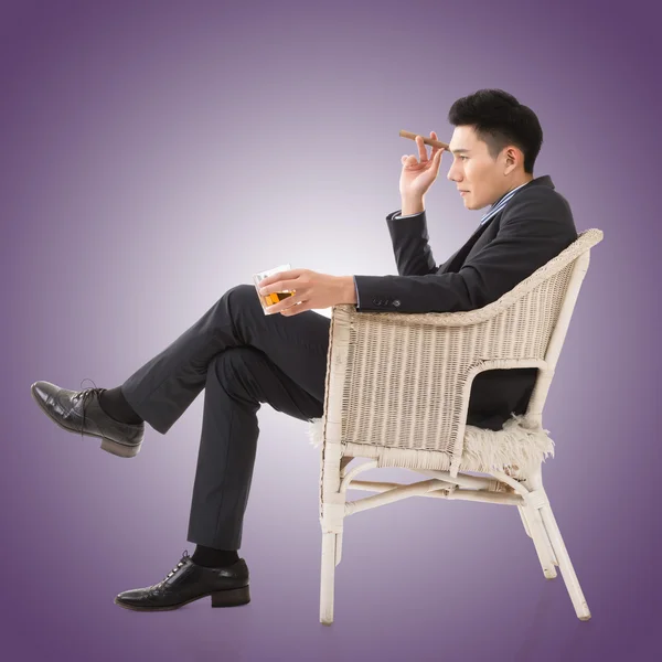 Hombre de negocios sosteniendo un cigarro — Foto de Stock