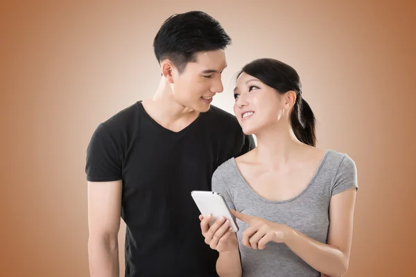 Couple using cellphone — Stock Photo, Image