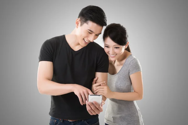 Couple using cellphone — Stock Photo, Image