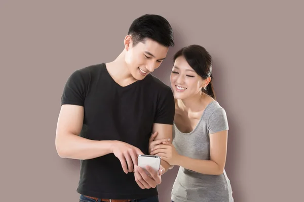 Couple shopping and looking at cellphone — Stock Photo, Image