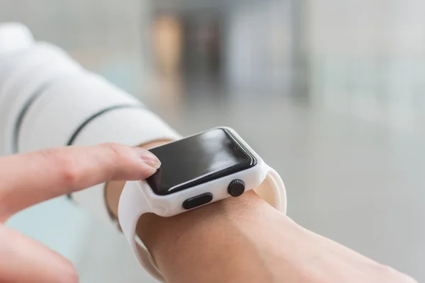 Usando el dispositivo Smartwatch — Foto de Stock