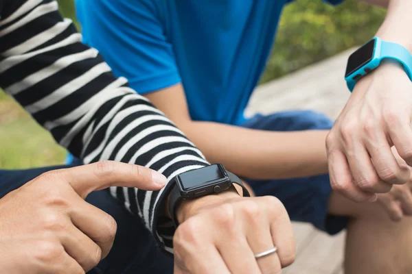 Gente usando reloj inteligente —  Fotos de Stock