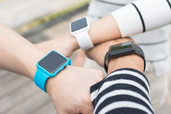 Personer som använder smart Watch-klocka — Stockfoto