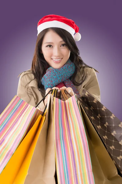 Happy shopping flicka anläggning väskor — Stockfoto