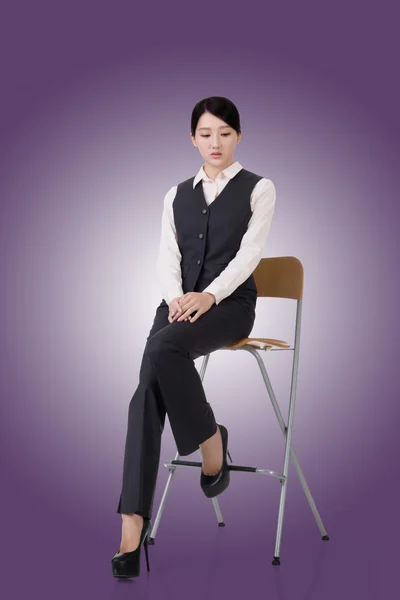 Mujer de negocios sentarse en una silla — Foto de Stock