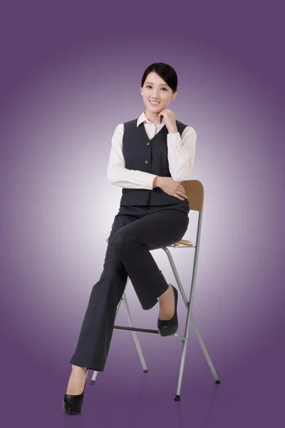 Femme d'affaires assis sur une chaise — Photo