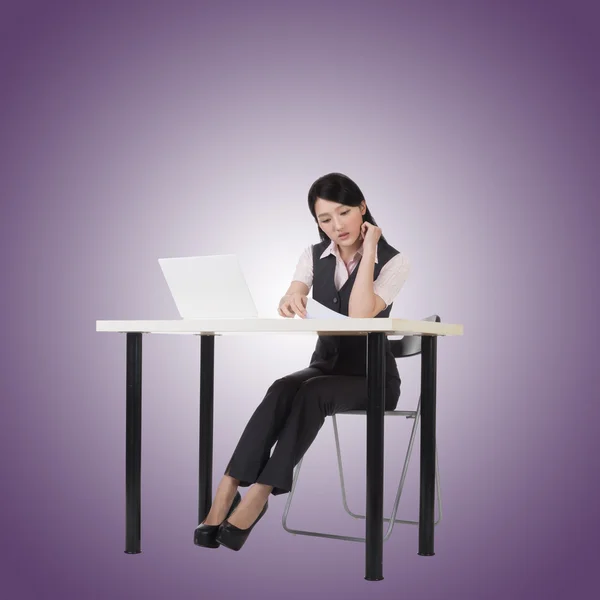 Üzleti nő ül és a munka — Stock Fotó