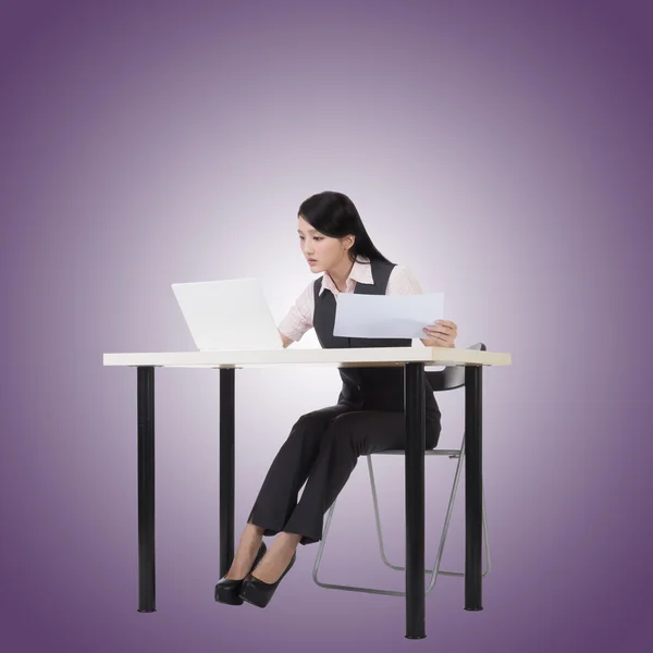 Business woman sit and work — Stock Photo, Image