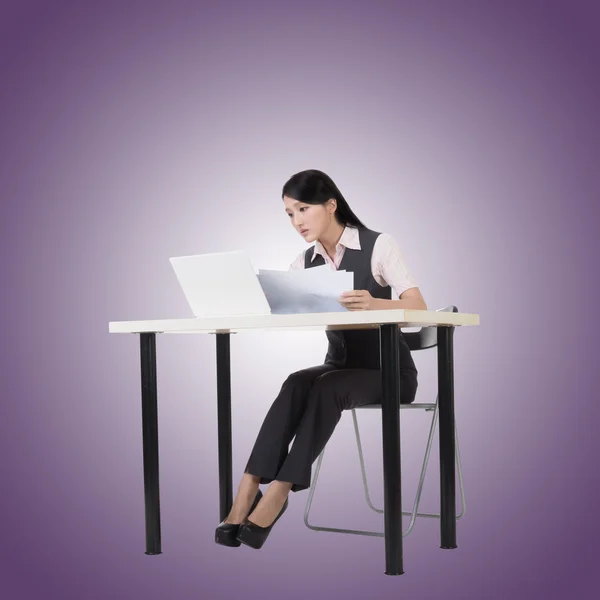 Mujer de negocios sentarse y trabajar —  Fotos de Stock