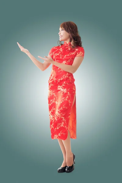 Chinese woman dress traditional cheongsam — Stock Photo, Image