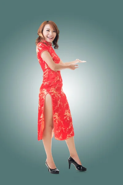 Chinesische Frauen tragen traditionelles Cheongsam — Stockfoto