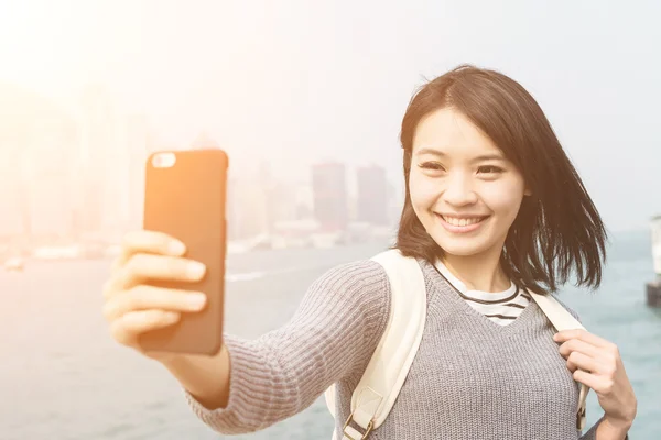 Mulher tirar uma selfie — Fotografia de Stock