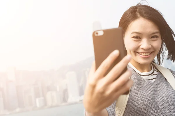 Mujer tomar un selfie — Foto de Stock