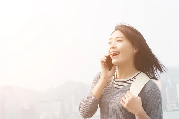 Vrouw praat met mobiel — Stockfoto