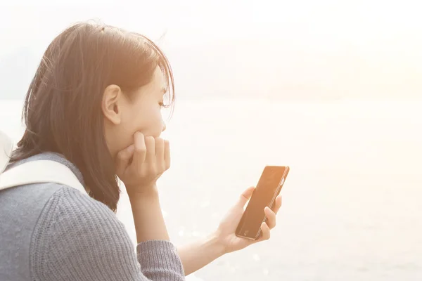 携帯電話の女性の使用 — ストック写真