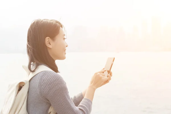 Frau benutzte Handy — Stockfoto