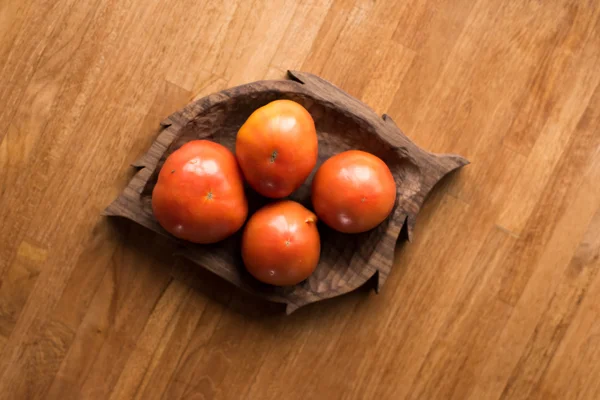 Tomate auf dem Tisch — Stockfoto