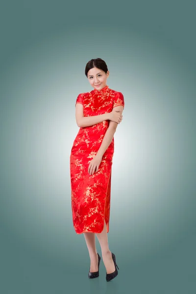 Vrouw in traditionele cheongsam — Stockfoto