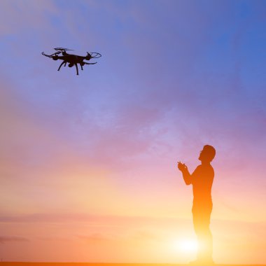 adam bir dron kullanın