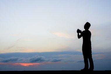 adam bir dron kullanın