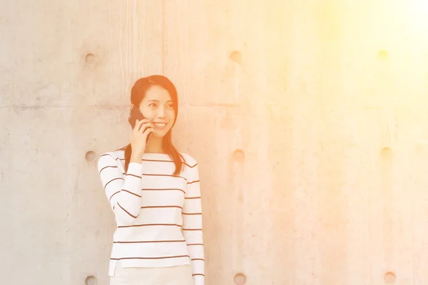 Woman pick up a call — Stock Photo, Image