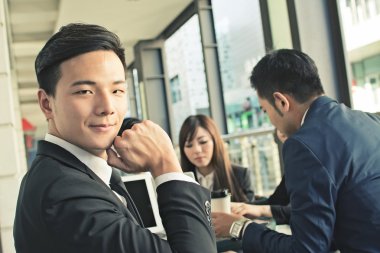 iş adamları tartışmak