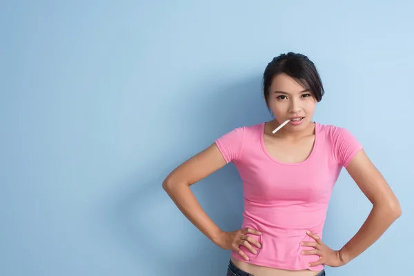 Asijská žena kouření — Stock fotografie