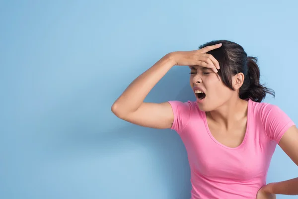 Vrouw kreeg een hoofdpijn — Stockfoto