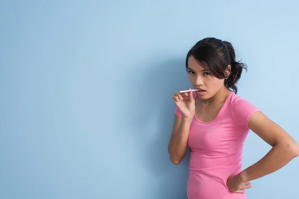 Wanita asia merokok — Stok Foto