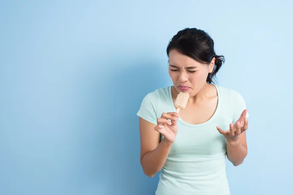 Overgevoelige tanden eten ijs lolly — Stockfoto