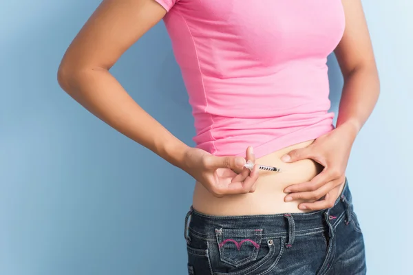 Donna utilizzare un misuratore di glucosio nel sangue — Foto Stock