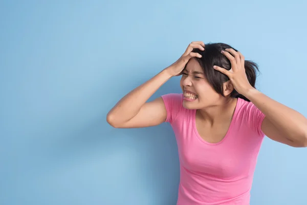 Kobieta ma ból głowy — Zdjęcie stockowe