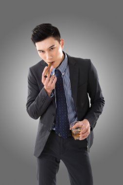 bir puro tutan işadamı